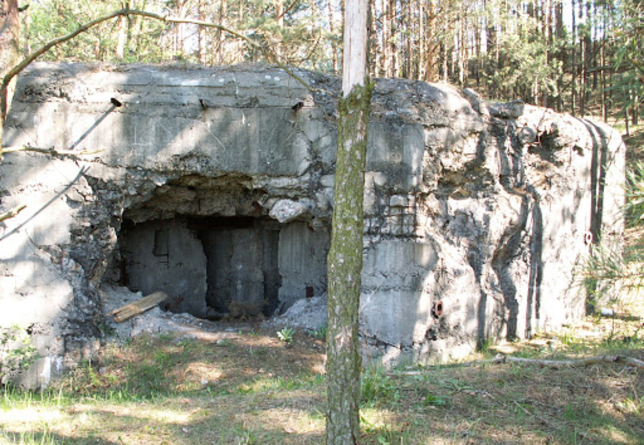 Betonowy schron z okresu wojny.