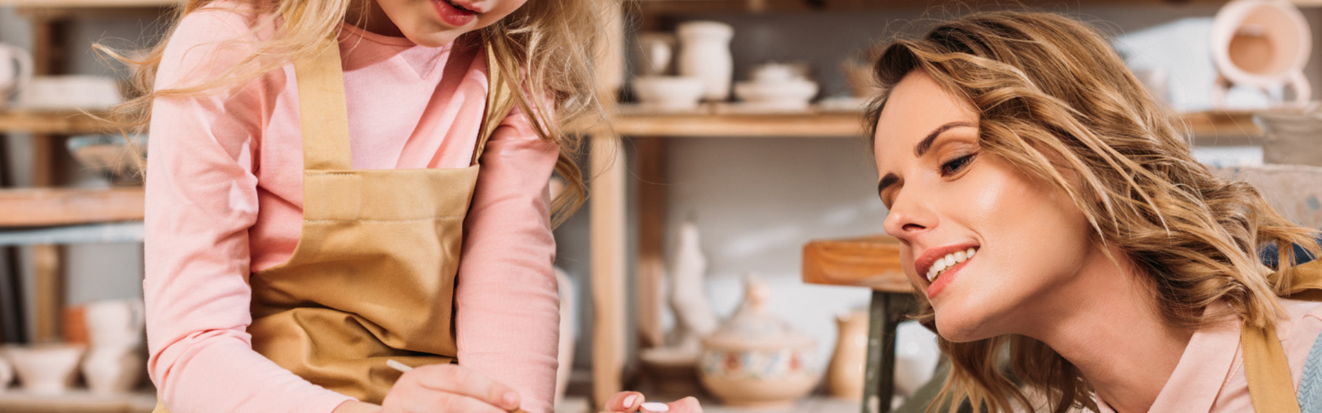 malaowanie ceramiki, shutterstock, autor LightField Studios